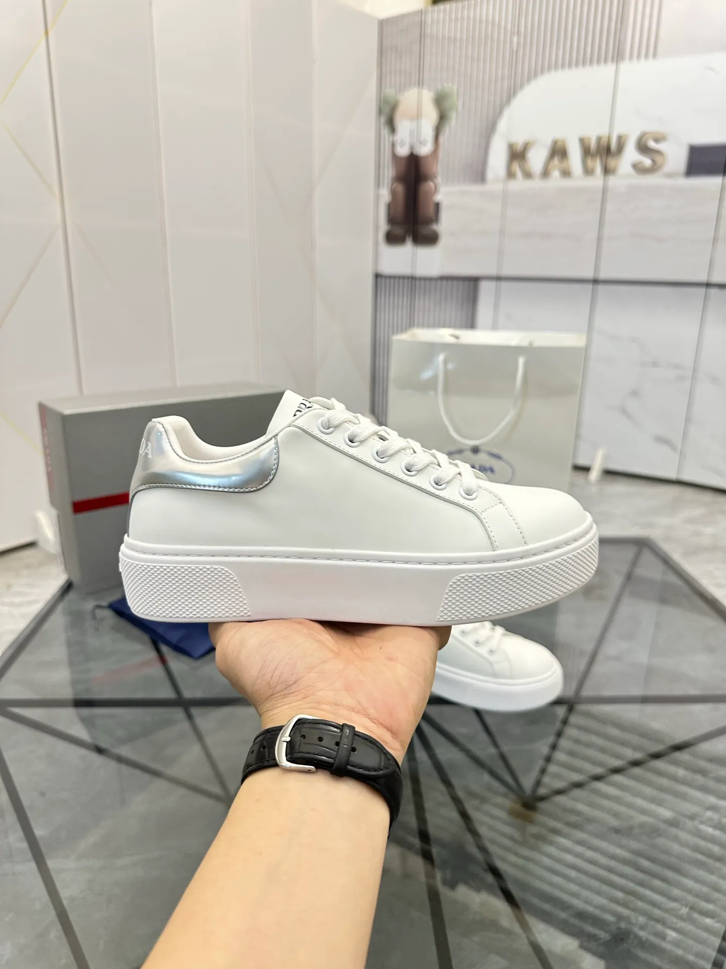 Men's shoes for sale 💰: 💰P520¥ High-end top quality Product trademark: Prada *"Prada*" low-top casual shoes Regular size: 35-45 (can be customized to 46) Couple style Product materials: imported first-layer cowhide leather upper, water-dyed sheep lining, original ultra-light foam outsole. No.: H201
